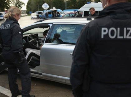 Fegyveres terroristát kaptak el a határon!