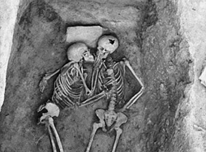 A párt élve eltemették. 2800 évvel később felfedezik a sírjukat és az egész világ megdöbben.