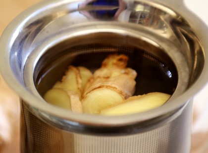 A gyömbérből készült tea kihajtja a vesekövet, megújítja a májat, és elöli a tumorsejteket. Így csináld, hogy hasson!