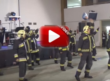 Felrobbantja a netet a nyíregyházi tűzoltók tánca! Hát ez fenomenális!! Azok a csípő mozgások!