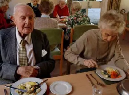 Idegesítette a nővérkét az idős beteg, ám amikor feltárult a bácsi titka, elakadt a szava!!!