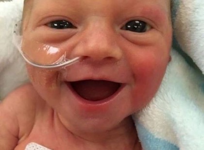 13 koraszülött csecsemő, akik csak mosolyognak, mert boldogok, hogy élnek