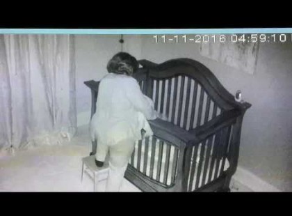 A kamera felveszi, amint a nagymama beteszi a kisbabát a kiságyba – ez a film most futótűzként terjed