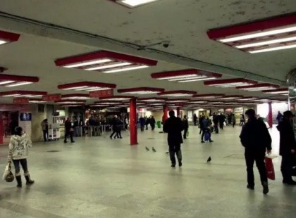 Már épp szedte volna el a kisfiú pénzét egy visszataszító férfi, amikor váratlanul ott termett egy nő...