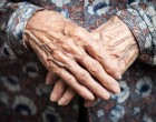 89 éves idős néni éhes volt ezért sajtot lopott - Ez ám a bűnözés. Biztos meg akarta enni felelőtlenül, mert a nyugdíjából nem tudja megvenni. Most majd lecsap rá az igazságszolgáltatás....