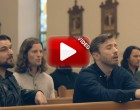 Hat férfi elkezd énekelni egy üres templomban – libabőrösek leszünk ha meghalljuk a dalt