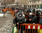 Órákig vártak a meleg ételre