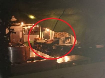 GYOMORFORGATÓ, MILYEN ÉTELEKET ADNAK A GYANÚTLAN VÁSÁRLÓKNAK A VÖRÖSMARTY TÉRI KARÁCSONYI VÁSÁRBAN