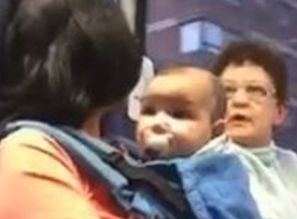 Nem engedte az idős asszony, hogy a kisbabát tartó nő leüljön (videó)