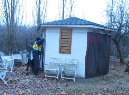 Testével melegített a rendőr egy idős férfit a mentők kiérkezéséig.