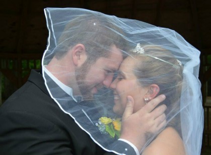 19 nappal esküvőjük után a képeket nézegeti – hirtelen rájön a szörnyű igazságra