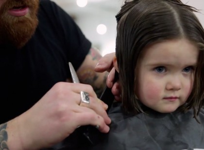 A kislány még csak 3 éves de mikor a fodrász elkezdi vágni a haját érdekes dolgot tanít nekünk