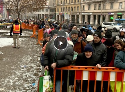 Órákig vártak a meleg ételre