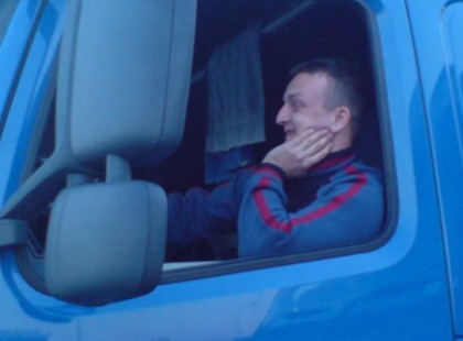 NÉMETORSZÁGBAN TÍZEZREK KÉRIK A MEGGYILKOLT LENGYEL SOFŐR KITÜNTETÉSÉT