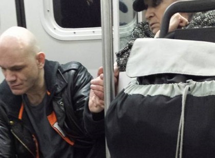 A férfi részeg és agresszív volt a metrón, de amit az idős hölgy csinált, kicsordul a könnyünk