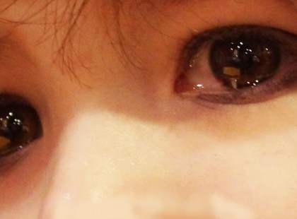 A koldus kisfiú odamegy a kocsihoz pénzért könyörögni, de mikor benéz, hirtelen zokogni kezd