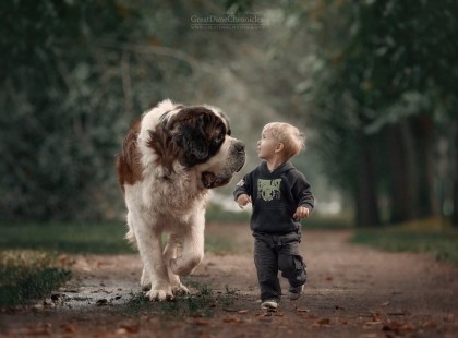 10 szívhez szóló fotó gyerekekről és négylábú barátaikról