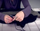 Fogja a régi pulóverét, majd bevarrja a nyakát egy kötőtűvel! Ezt látnod kell miért teszi! (videó)