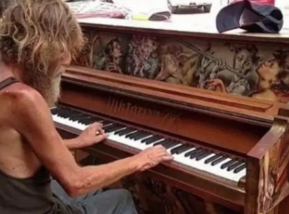EGY HAJLÉKTALAN FÉRFI ÜLT A ZONGORÁHOZ. PÁR PILLANAT MÚLVA MINDENKI KÖNNYEKIG HATÓDOTT!