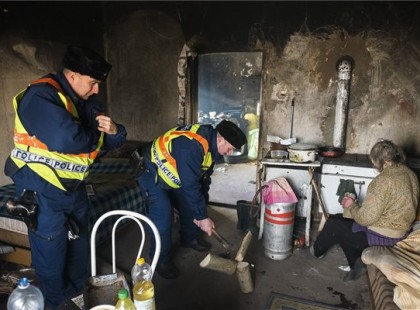 MENŐ! EZEK A RENDŐRÖK IDŐS EMBEREKNEK SEGÍTENEK FELVÁGNI A FÁT