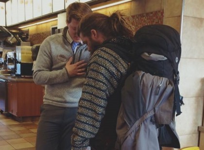 A hajléktalan férfi maradék ennivalóért könyörög – mindenki csendben van, mikor a boltvezető valami mást akar