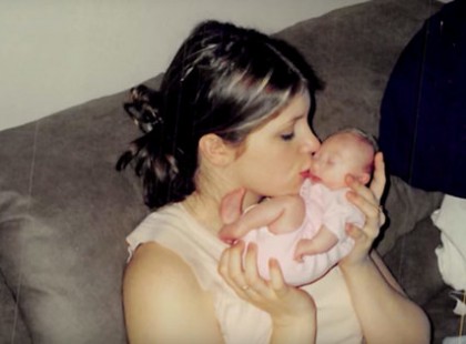 Az édesanyja elbúcsúzik “Hüvelyk Pannától” – 14 évvel később az egész világ ámulva nézi átalakulását