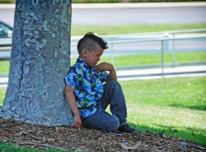 A tanárnak feltűnik, hogy a kisfiú mindig rosszkedvű és késik aztán rájön az igazságra
