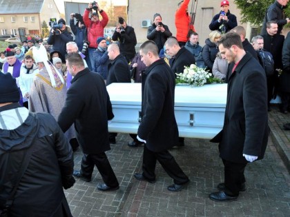 Fehér koporsóban,katonák kíséretében, százhúsz teherautóból álló konvoj kísérte utolsó útjára