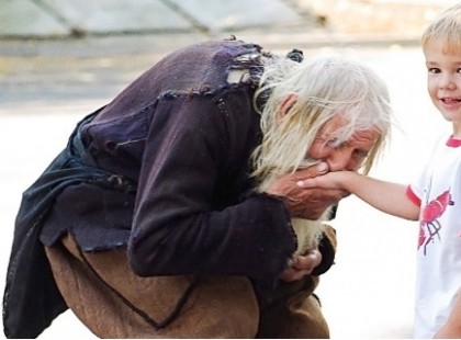 Azt hitték, csak egy hétköznapi koldus. Azonban amikor fény derült az igazságra, mindenki ledöbbent!