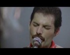Valaki eltávolította a “We are the champions” háttérzenéjét. Most hallgasd Freddie hangját!