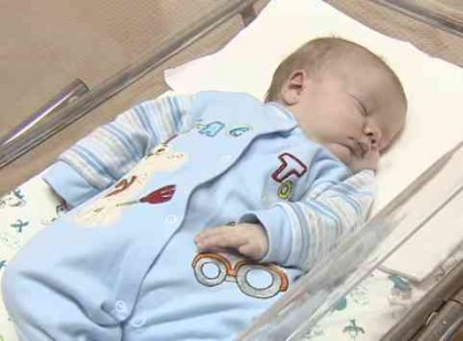 A kisbabát egyedül hagyták a hidegben megfagyni – amit a kóbor macska tett az egész világ ünnepli