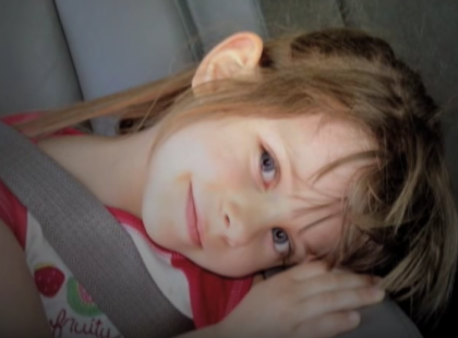 Ez a hat éves kislány meghalt. Három nappal később az anyja talált valamit a zoknis fiókjában, ami teljesen összezavarta.