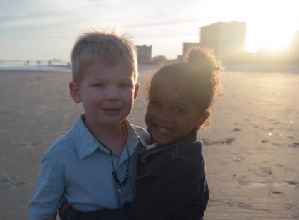 Ez az anya lefényképezi a kisfiút akivel kislánya játszik a strandon – aztán szemébe ötlik az igazság