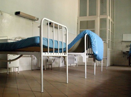 Tragikus: fekáliában-húgyban fekvő beteg a kórházban