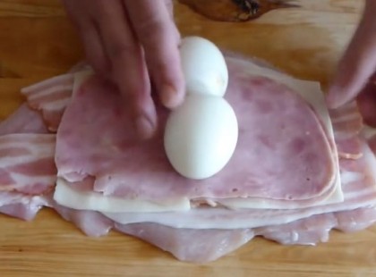 Ez a férfi sonkát és tojást teker fel – és egy egészen különleges vacsorával lep meg mindenkit