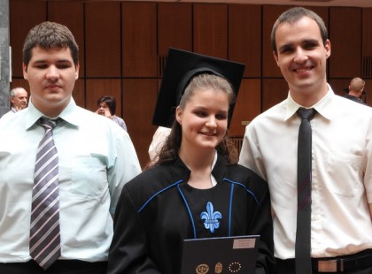 Lediplomáztak a vak hármasikrek