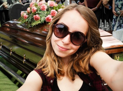 Ide jutott a világ: a temetői szelfi az új divat (sokkoló képek)