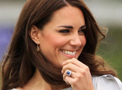 Ki­akadt a ki­rálynő! Ka­ta­lin her­cegnő fe­szülő nad­rágja min­dent meg­mu­ta­tott