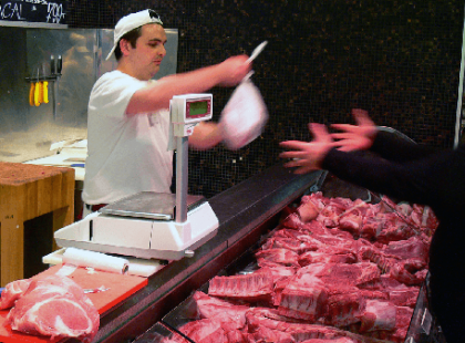 Így vernek át a hentesnél