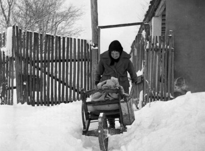 Kemény munka, dolgos élet és mégis tiszta és önzetlen szeretet. Ilyenek voltak a régi öregeink, ilyenek voltak nagyanyáink, dédanyáink. Nem álltak meg csak kora este feküdtek le pihenni, azt hittük fáradhatatlanok, azt hittük örökké élnek majd.