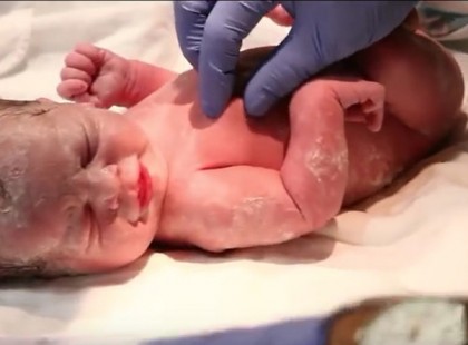 Ez a szerelmespár egy kisbabát fogad örökbe – az apa meglátja a vér szerinti anyát és a képtelenség mégis valóság lesz