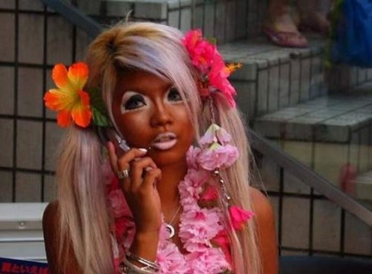 Mindenki a 20 éves plázacicát nézte. Csorogtak a nyálak. Ám egyszer csak feltűnt valaki. A kiscsaj rémálma: