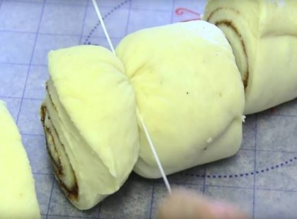 Feltekeri a tésztát, majd elköti középen. Várd meg mi lesz belőle, ha kijön a sütőből! (videó)