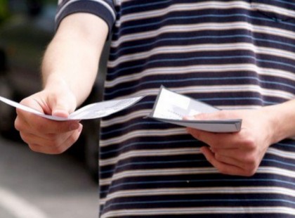 Az anyuka lenézően beszélt a szórólapozóval, kisfia azonban észrevett valamit, amit senki más nem!