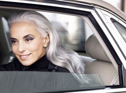 A 61 éves modell fel meri venni a fehér fürdőruhát -nézze meg hogy néz ki, mikor megfordul