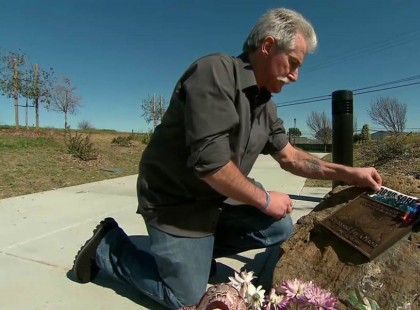 A gyászoló apa titokban látogatja fia sírját 13 éven keresztül – aztán jön a milliomos cég egy üzenettel