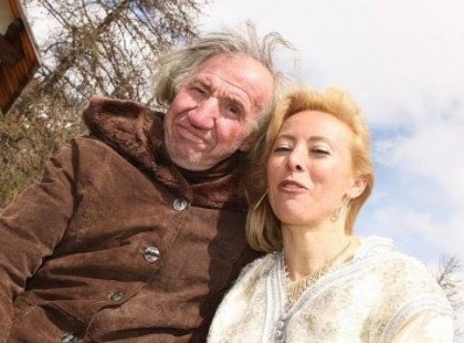 A nő egy idős férfihoz ment feleségül a pénze miatt -mikor a férfi meghal rájövünk milyen lángész volt