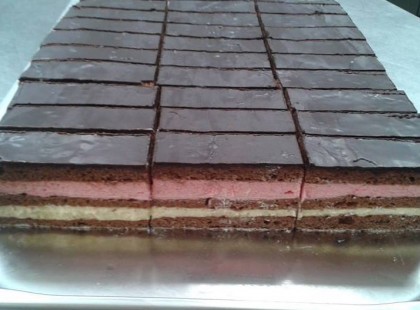 A nagy sikerű Lajcsi szelet, kétrétegű krémmel, csokimázzal a tetején!