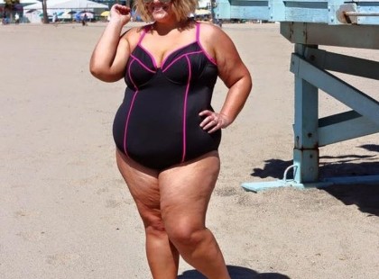 A szép arcú 140 kilós nő fürdőruhában pózolt... Nem fogod kitalálni, hogy miért robbantotta fel a netet ez a kép!