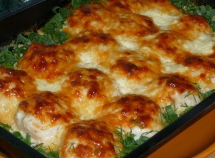 Burgonyakarikák fasírttakaróban, tejfölösen! Fenséges étel!